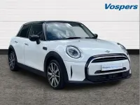 Begagnad Mini Cooper Comfort 134 HK (98 kW) 2023 Vit Halvkombi