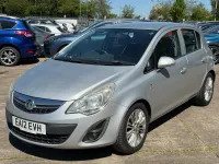 Usado Vauxhall Corsa Active 100 HP (73 kW) 2012 Prateado Citadino