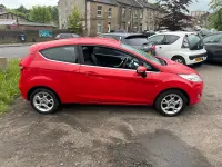 Usado Ford Fiesta Zetec 82 HP (60 kW) 2012 Vermelho Citadino