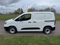 Second-hand Vauxhall Combo 100 CP (73 kW) 2022 Alb Monovolum