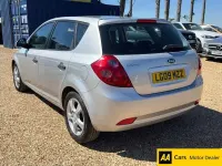 Usado Kia Ceed 88 HP (64 kW) 2009 Prateado Citadino