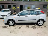 Begagnad Ford Focus Zetec 100 HK (73 kW) 2001 Silver Halvkombi