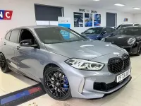 Usado BMW M135 Comfort Edition 306 CV (225 kW) 2023 Gris Utilitario