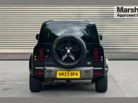 Begagnad Land Rover Defender Dynamic 300 HK (220 kW) 2023 Svart SUV