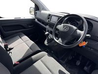 Second-hand Vauxhall Vivaro 100 CP (73 kW) 2023 Alb Monovolum