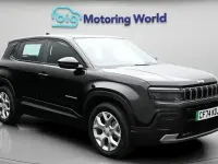 Begagnad Jeep Avenger Altitude 114 kW (156 HK) 2024 Svart SUV