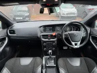 Usado Volvo V40 R-Design 122 CV (89 kW) 2017 Blanco Utilitario