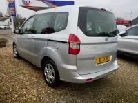 Usado Ford Tourneo Courier Zetec 2019 Plateado Monovolumen