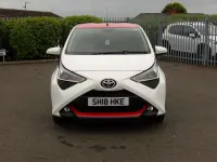 Gebraucht Toyota Aygo x-press 2018 Weiß Kleinwagen