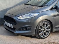 Usado Ford Fiesta ST-Line 140 HP (102 kW) 2016 Cinzento Citadino