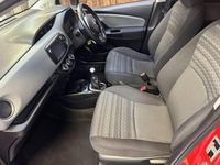 Used Toyota Yaris 99 HP (72 kW) 2016 Red Hatchback