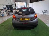 Usado Peugeot 208 S 82 HP (60 kW) 2019 Cinzento Citadino