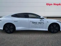 Begagnad MG IM5 300 kW (408 HK) 2025 Vit Halvkombi