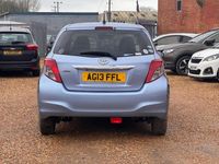 Used Toyota Yaris 99 HP (72 kW) 2013 Blue Hatchback