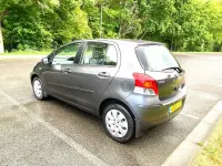 Używany Toyota Yaris 101 KM (74 kW) 2009 Szary Hatchback