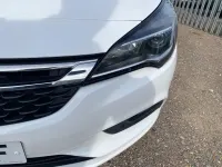 Begagnad Vauxhall Astra Design Edition 2018 Vit Halvkombi