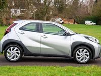 Usado Toyota Aygo X PURE 72 HP (52 kW) 2023 Prateado SUV