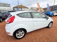 Used Ford Fiesta Zetec 82 HP (60 kW) 2016 White Hatchback