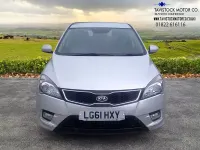 Begagnad Kia Ceed 113 HK (83 kW) 2011 Silver Halvkombi