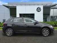 Käytetty VW Polo Life 95 HP (69 kW) 2024 Musta Viistoperä