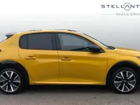 Używany Peugeot e-208 Premium 98 kW (134 KM) 2021 Żółty Hatchback