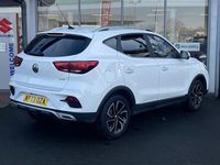 Käytetty MG ZS Exclusive 111 HP (81 kW) 2024 Valkoinen Viistoperä
