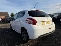 Used Peugeot 208 Allure 80 HP (58 kW) 2015 White Hatchback