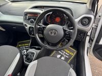 Usado Toyota Aygo X-play 69 HP (50 kW) 2017 Branco Citadino