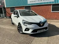 Used Renault Clio Iconic 100 HP (73 kW) 2019 White Hatchback