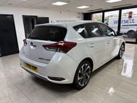 Used Toyota Auris Hybrid Design 136 HP (100 kW) 2016 White Hatchback