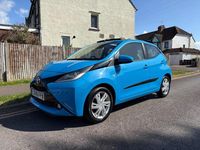 Usado Toyota Aygo x-press 69 HP (50 kW) 2016 Azul Citadino