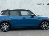 Usado Mini Cooper Exclusive 136 CV (100 kW) 2023 Azul Utilitario