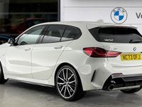 Begagnad BMW M135 Shadowline 306 HK (225 kW) 2023 Vit Halvkombi