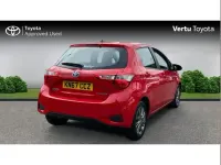 Used Toyota Yaris 100 HP (73 kW) 2017 Red Hatchback