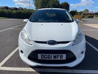 Begagnad Ford Fiesta Zetec 2012 Vit Halvkombi