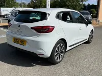 Used Renault Clio Iconic 90 HP (66 kW) 2021 White Hatchback