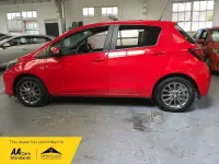 Used Toyota Yaris 99 HP (72 kW) 2016 Red Hatchback