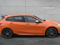 Begagnad BMW M135 Shadowline 302 HK (222 kW) 2022 Orange Halvkombi