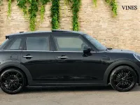 Usado Mini Cooper Exclusive 134 HP (98 kW) 2022 Preto Citadino