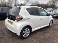 Begagnad Toyota Aygo 68 HK (50 kW) 2012 Vit Halvkombi