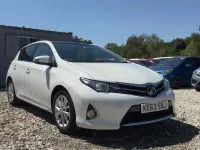 Used Toyota Auris Hybrid 136 HP (100 kW) 2014 White Hatchback