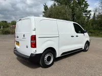 Used Peugeot e-Expert S 100 kW (136 HP) 2021 White Van