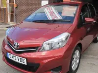 Używany Toyota Yaris 99 KM (72 kW) 2013 Czerwony Hatchback