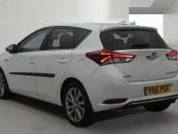 Used Toyota Auris Hybrid 136 HP (100 kW) 2016 White Hatchback
