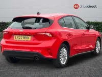 Begagnad Ford Focus Titanium 2022 Röd Halvkombi