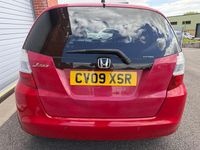 Begagnad Honda Jazz EX 100 HK (73 kW) 2009 Röd Halvkombi