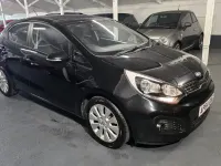 Begagnad Kia Rio 2015 Svart Halvkombi