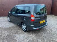 Usado Ford Tourneo Courier Zetec 100 CV (73 kW) 2019 Gris Monovolumen