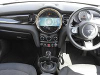 Usado Mini Cooper Classic 134 HP (98 kW) 2022 Branco Citadino