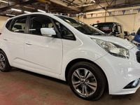 Used Kia Venga 123 HP (90 kW) 2015 White Hatchback